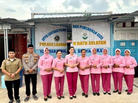 Berbagi Berkah Ramadan, SPPG 1 Kemala Bhayangkari Labusel dan Polsek Kampung Rakyat Bagi Takjil ke Pengendara Berbagi Berkah Ramadan, SPPG 1 Kemala Bhayangkari Labusel dan Polsek Kampung Rakyat Bagi Takjil ke Pengendara