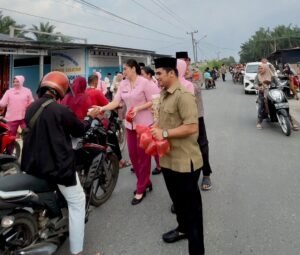 Berbagi Berkah Ramadan, SPPG 1 Kemala Bhayangkari Labusel dan Polsek Kampung Rakyat Bagi Takjil ke Pengendara