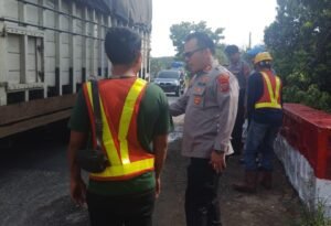 Polsek Kotapinang Sulap Jembatan Titi Kembar Jadi Mulus, Wujud Nyata Program Jembatan Merah Putih Polsek Kotapinang Sulap Jembatan Titi Kembar Jadi Mulus, Wujud Nyata Program Jembatan Merah Putih