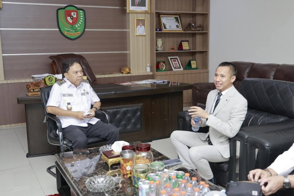 Inspiratif! Ratusan Guru di Tapanuli Selatan Bedah Strategi Menjadi Pendidik Hebat Bersama Syafii Efendi Inspiratif! Ratusan Guru di Tapanuli Selatan Bedah Strategi Menjadi Pendidik Hebat Bersama Syafii Efendi