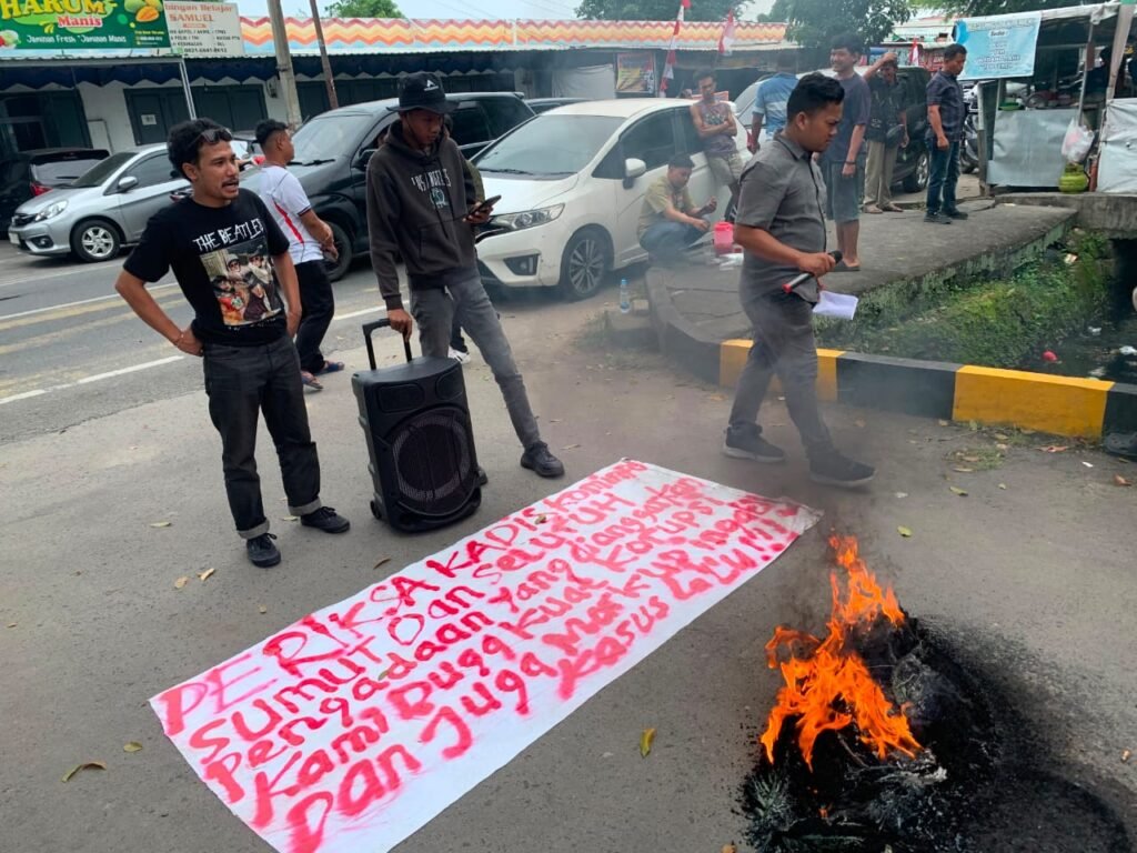 Heboh Pejabat dan ASN Kominfo Sumut Diduga Joget Saat Massa FKKSU Demo Soal Anggaran Heboh Pejabat dan ASN Kominfo Sumut Diduga Joget Saat Massa FKKSU Demo Soal Anggaran