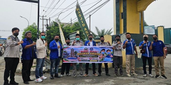 Dampak Karhutla Memburuk, Pemuda Muhammadiyah dan GAMKI Labuhanbatu Turun Jalan Bagikan 1.000 Masker